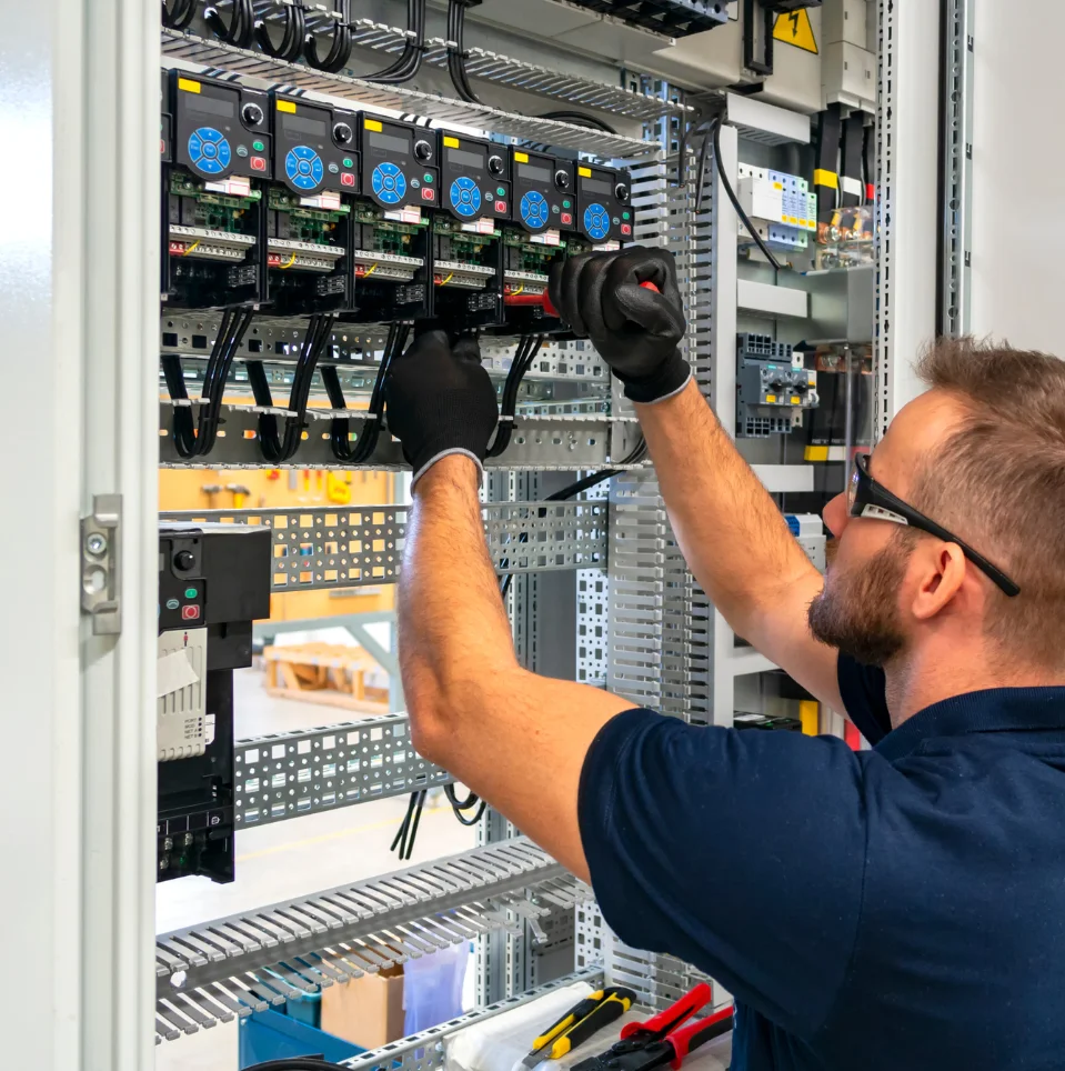 MK Elektriker bei der Arbeit